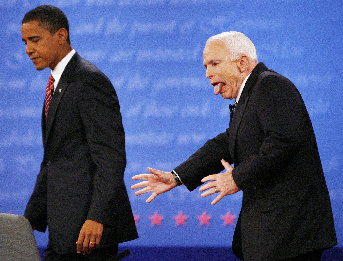 <p>15 октября 2008 года. Реакция Маккейна на то, что он пошел не в ту сторону после рукопожатия с Бараком Обамой</p>