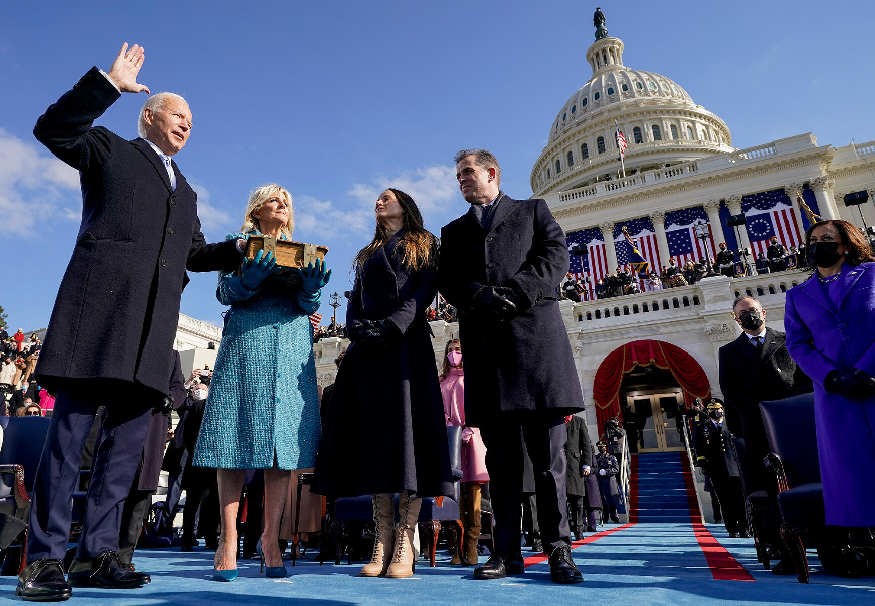 <p>Новоизбранный президент США Джо Байден принимает присягу в сопровождении первой леди Джилл Байден и своих детей Эшли и Хантера, 20 января 2021 года.</p>