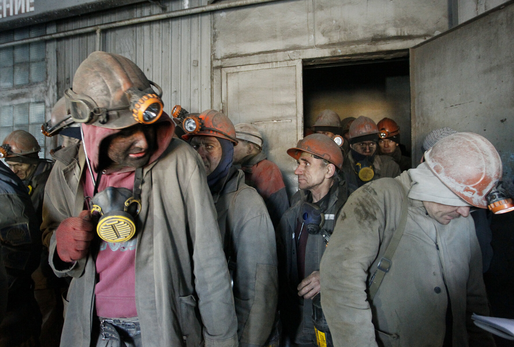 <p>Из-за обстрелов ВСУ была обесточена шахта имени Засядько в Киевском районе Донецка. Под землей оказались около 200 горняков, позже спасатели вывели их всех на поверхность.</p>
