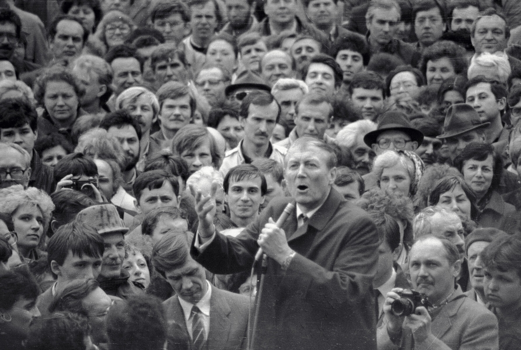 <p>В 1989 Евтушенко избрали&nbsp;народным депутатом СССР. На фото: поэт выступает перед своими избирателями в Харькове.</p>