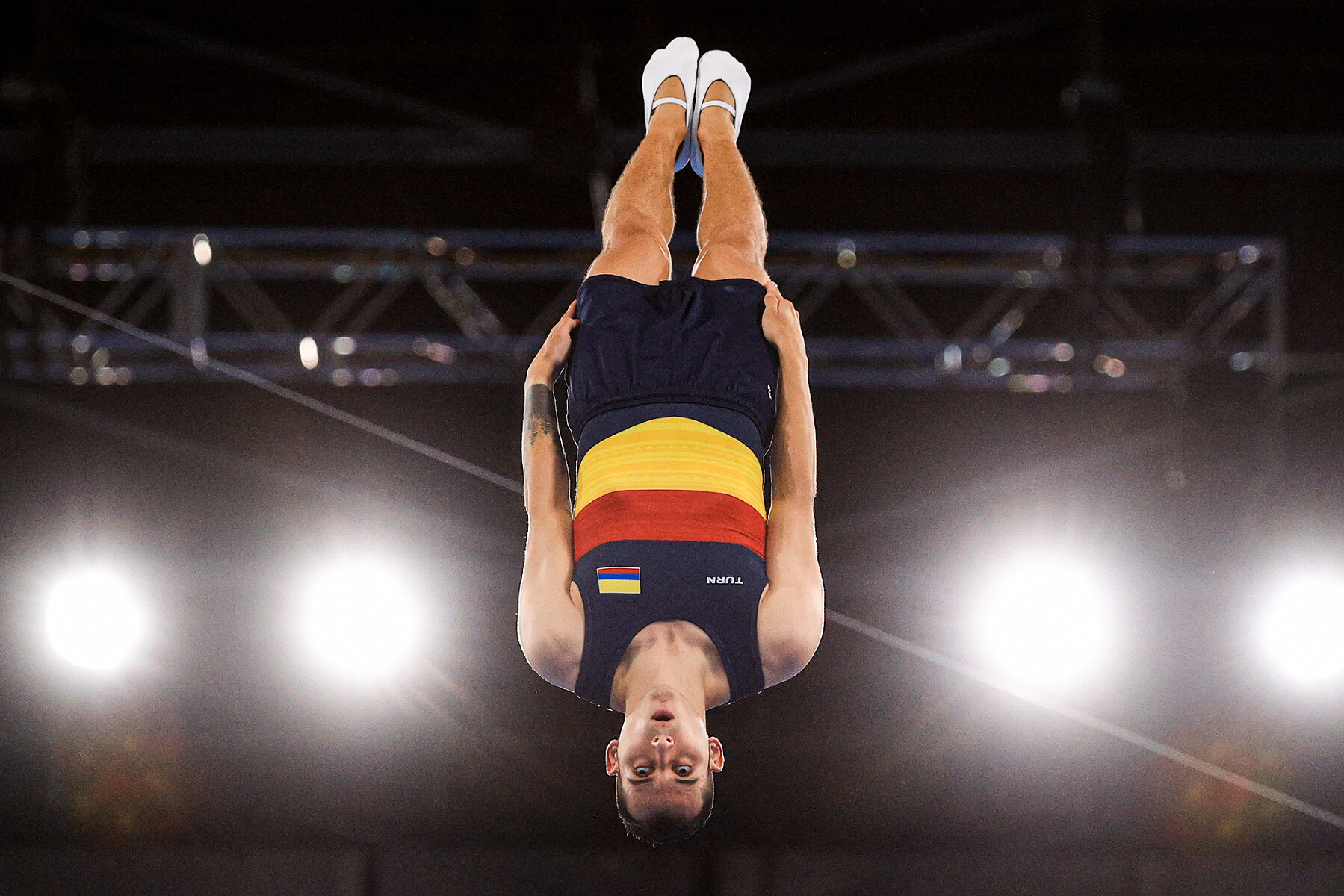 <p>Анхель Эрнандес из Колумбии выполняет упражнения в квалификации в прыжках на батуте, 31 июля 2021 года</p>