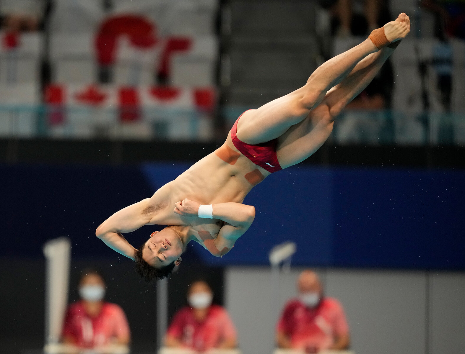 <p>Ван Цзунъюань из Китая участвует в полуфинале по прыжкам в воду с трамплина на три метра, 3 августа 2021 года</p>
