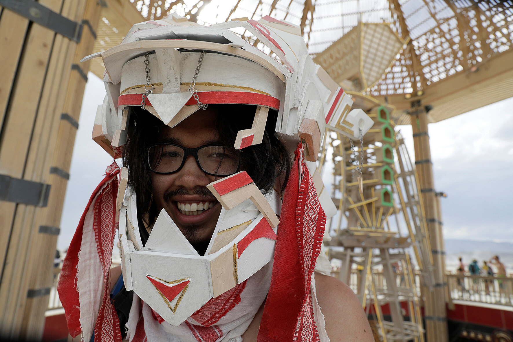 <p>Чунг Хьюн из Южной Дакоты носит шлем, который он создавал в течение трех недель специально для фестиваля</p>

<p>&nbsp;</p>