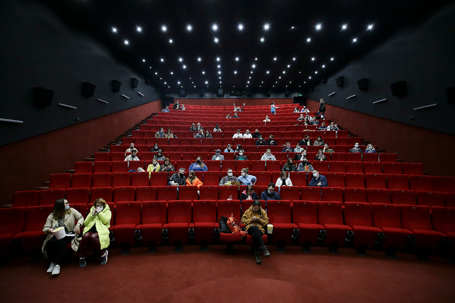 <p>Первый сеанс в кинотеатре &laquo;Победа&raquo; в Новосибирске за несколько месяцев. Рассадка зрителей организована с учетом социальной дистанции</p>