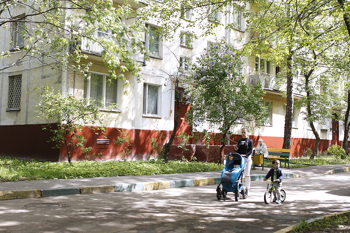 <p>Жители гуляют с детьми во дворе дома 35 по улице Красных Зорь в Можайском районе.</p>