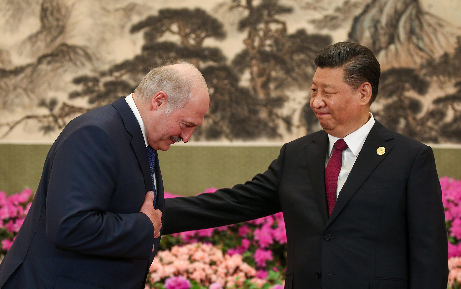 <p>Лукашенко и Си Цзиньпин, 26 апреля 2019 года</p>