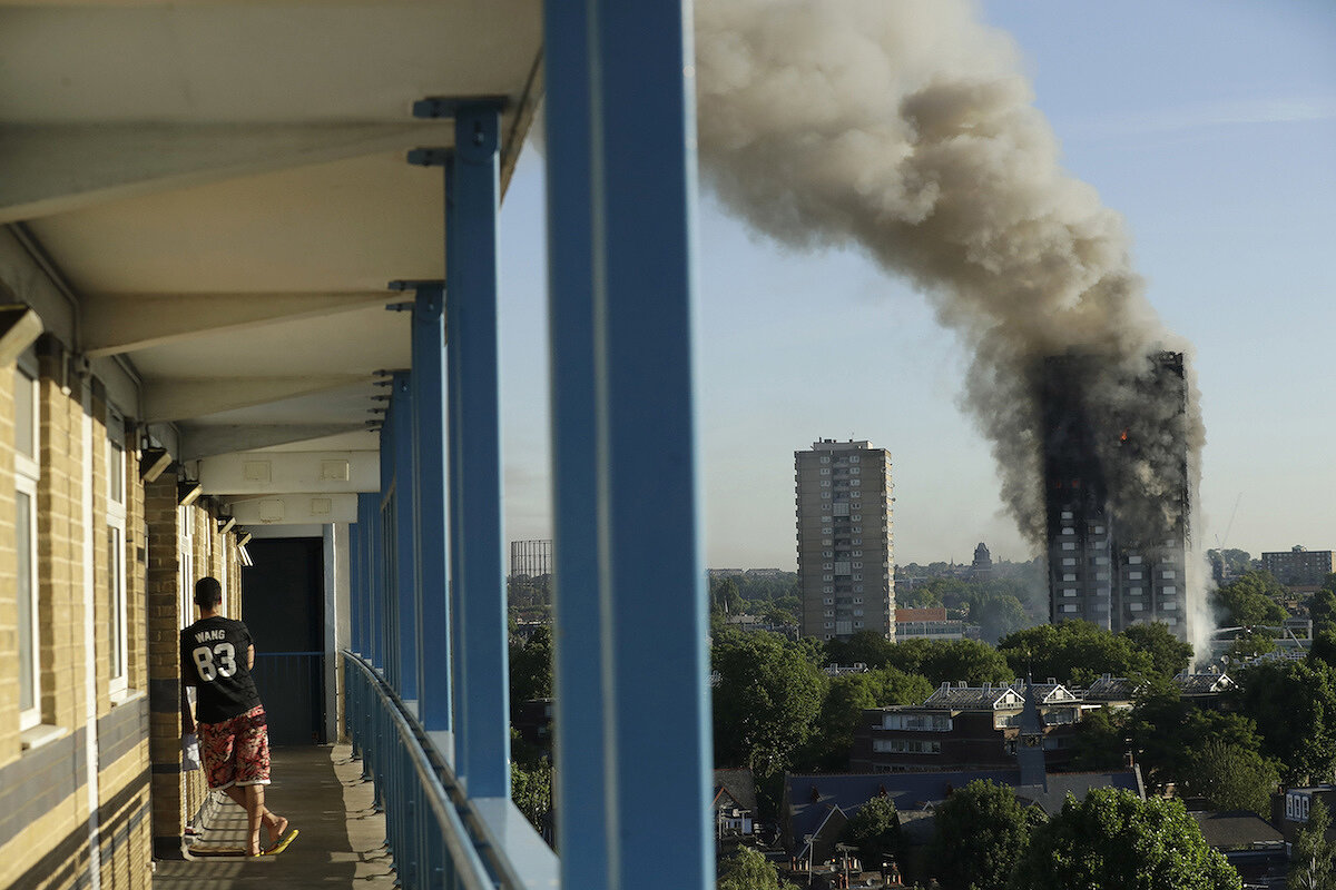 <p><strong>14 июня. Лондон, Великобритания</strong></p>

<p>Человек наблюдает за тем, как горит Гренфелл-Тауэр. Из-за пожара 80 человек погибли и более 70 пострадали.</p>