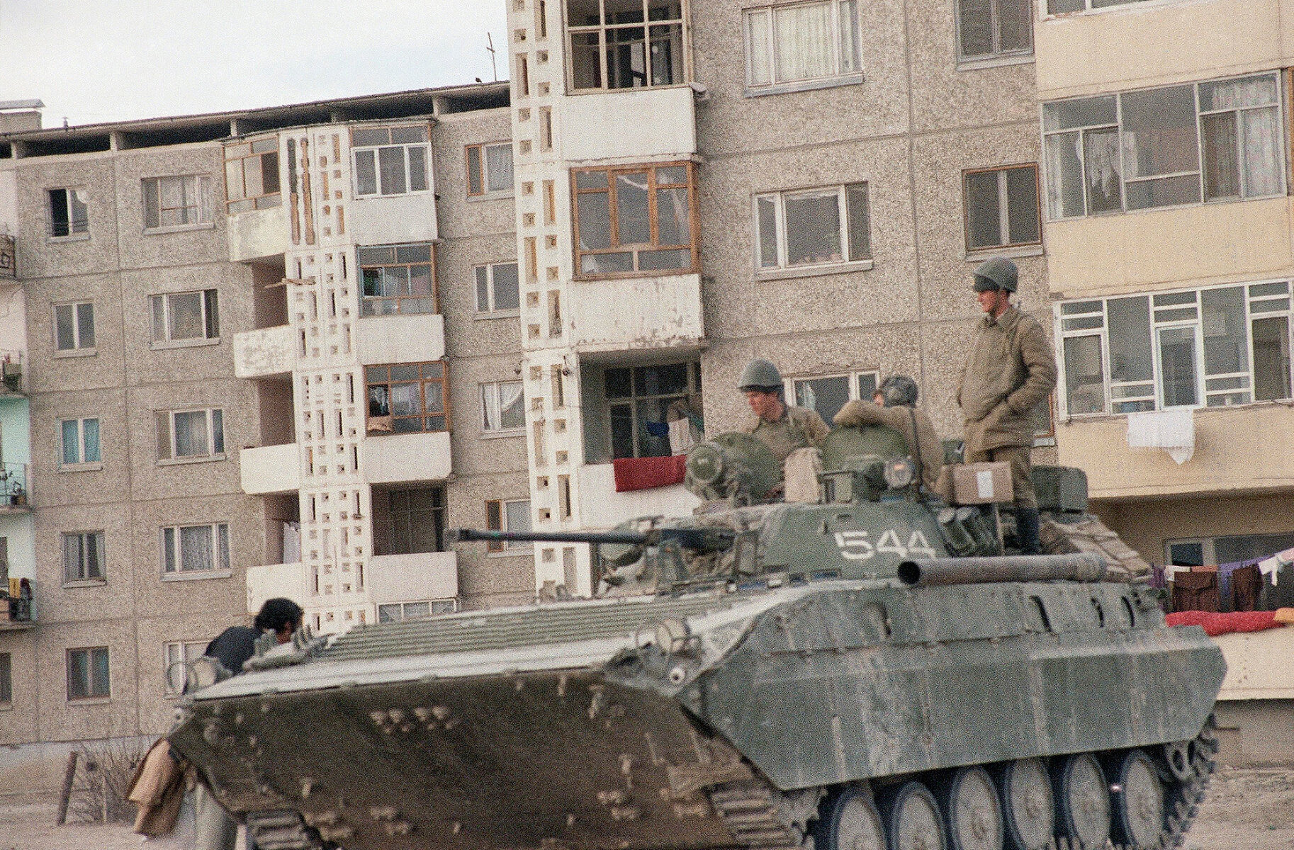<p>Советские военнослужащие патрулируют жилой квартал в Кабуле, январь 1987 года</p>
