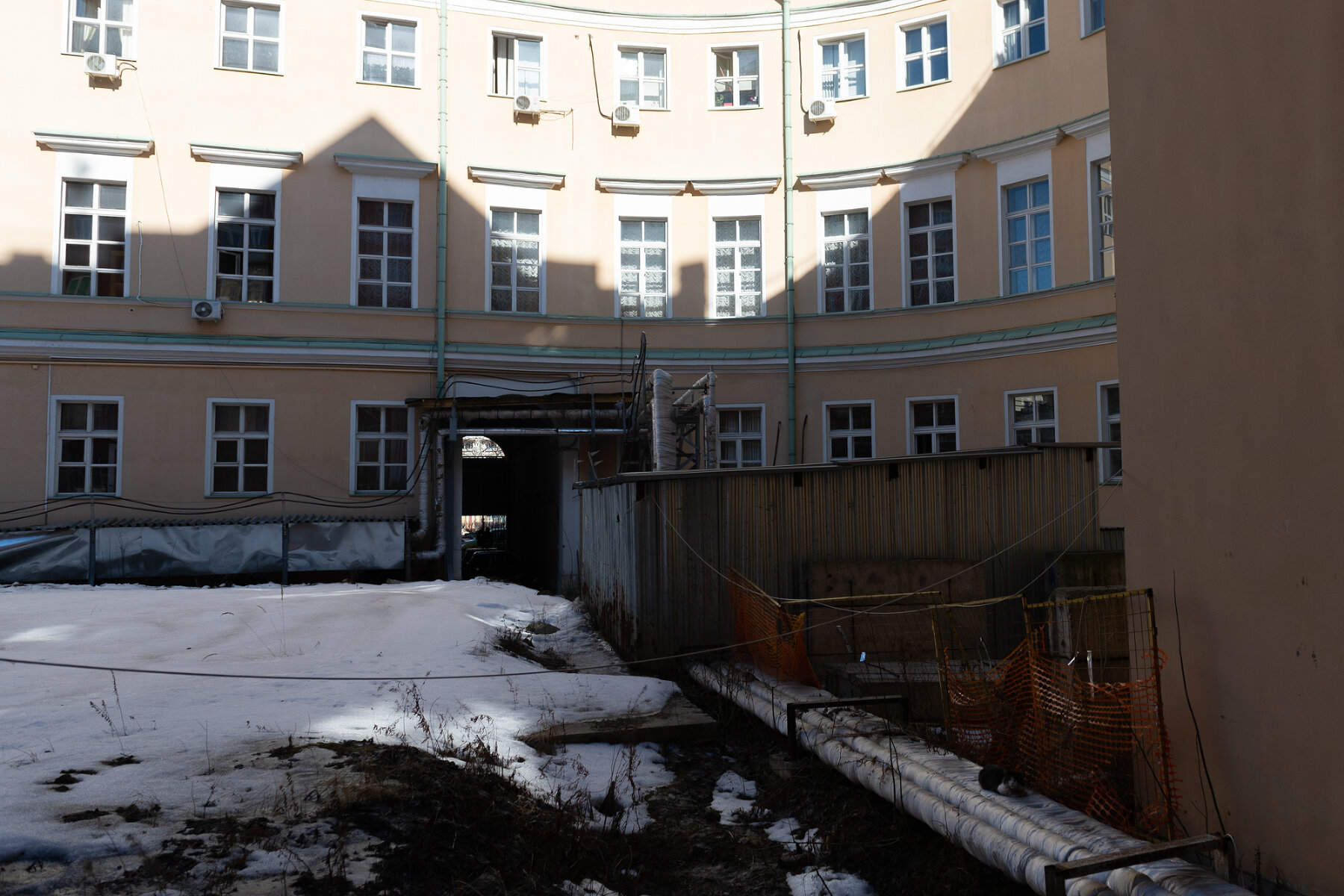 <p>Огороженная территория во дворе дома Юшкова, где раньше находился Выставочный зал.</p>