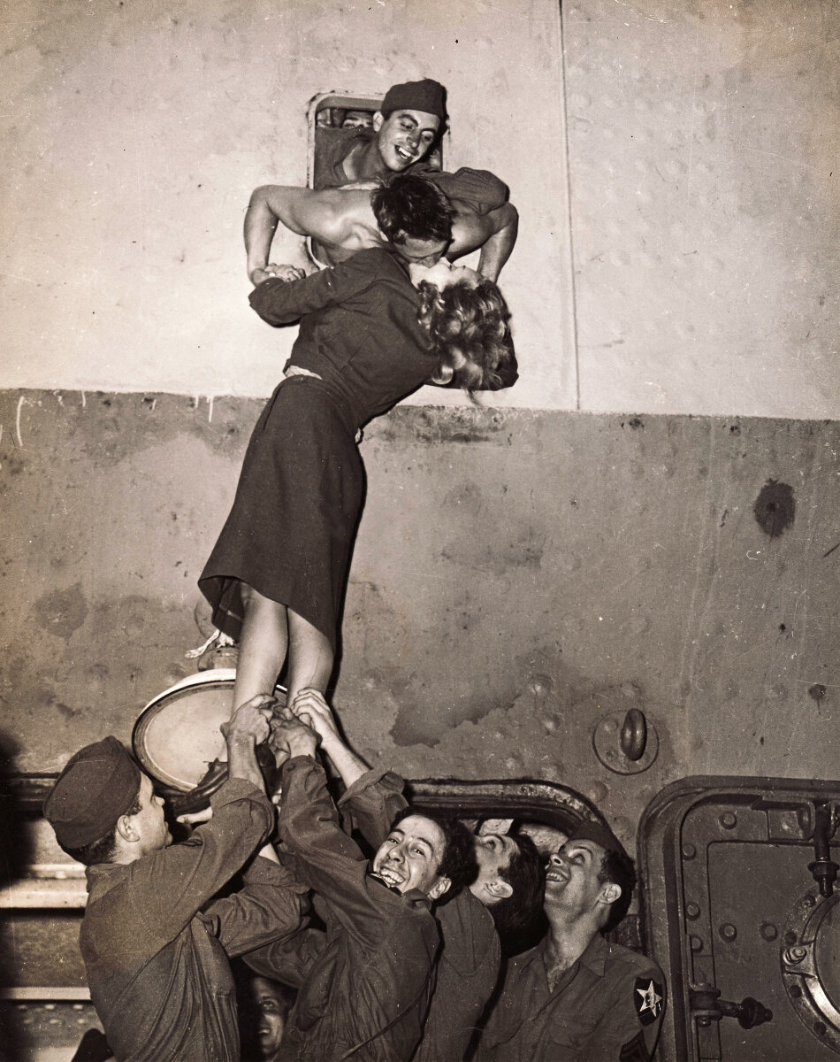 <p>Актриса Марлен Дитрих целует вернувшегося с войны моряка. 1945</p>