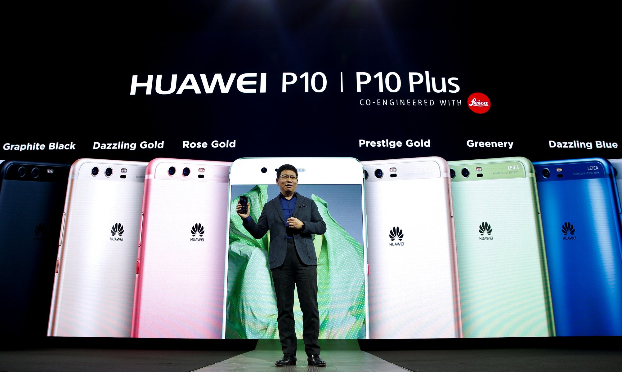 <p><strong>Huawei P10 и P10 Plus</strong></p>

<p>Китайская компания пообещала за пять лет потеснить на рынке смартфонов Apple и Samsung, Huawei рассчитывает довести свою долю на нем до 25%. В конце 2016 года компании впервые удалось довести этот показатель до двухзначных значений &mdash; 10,6%. Поскольку Samsung в Барселоне не показала новый смартфон, у китайской компании появился шанс занять ее нишу, <a href="https://www.bloomberg.com/news/articles/2017-02-26/challengers-vie-for-barcelona-spotlight-amid-apple-samsung-void" target="_blank">пишет</a>&nbsp;Bloomberg. Компания в итоге представила две флагманские модели &mdash; P10 и P10 Plus. Смартфоны работают на восьмиядерном процессоре Kirin 960, объем оперативной памяти &mdash; 4 гигабайта, встроенной &mdash; 64 гигабайта. Основная 12-мегапиксельная камера телефонов разработана компанией Leica. Емкость аккумуляторов составят 3200 мАч в P10 и 3000 мАч в P10 Plus. Смартфоны также поддерживают технологию быстрой зарядки Super Charge через порт USB Type-C. Смартфоны&nbsp;поступят в продажу в марте и будут стоить от &euro;650 и &euro;700&nbsp;соответственно. Самая дорогая версия P10 Plus объемом памяти в 128 ГБ будет стоить &euro;800.</p>
