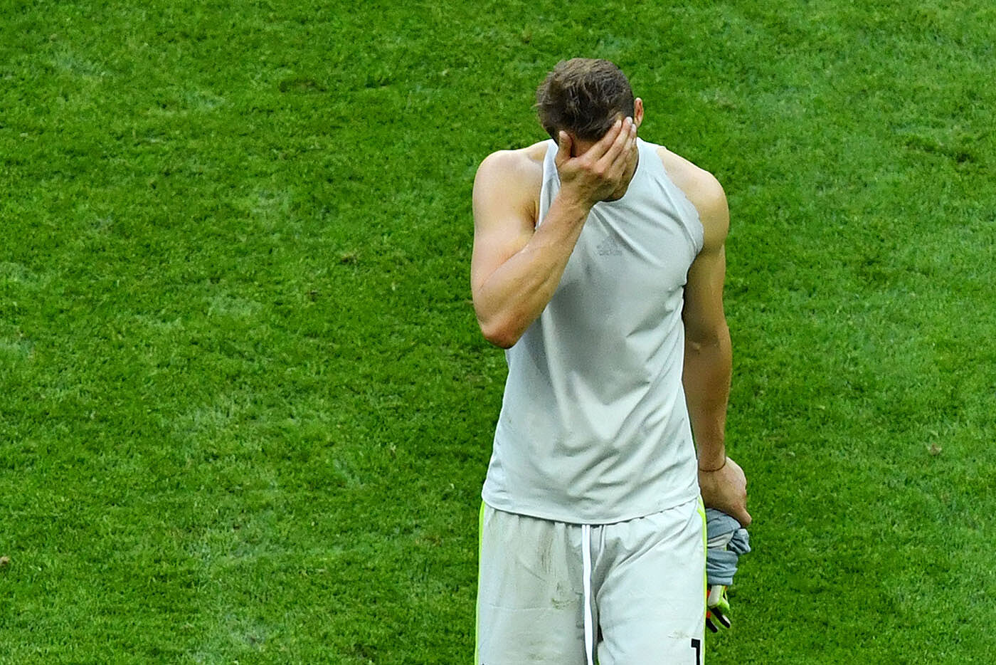 <p>Вратарь сборной Германии Мануэль Нойер после проигранного матча с Южной Кореей. Действующие чемпионы мира не смогли выйти в плей-офф ЧМ-2018</p>
