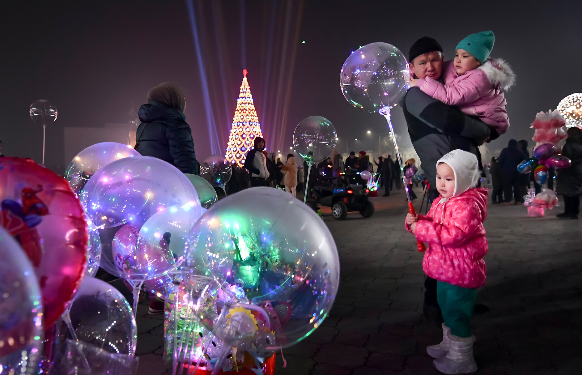 <p>Местные жители на площади Ала-Тоо в Бишкеке, 17 декабря 2021 года</p>