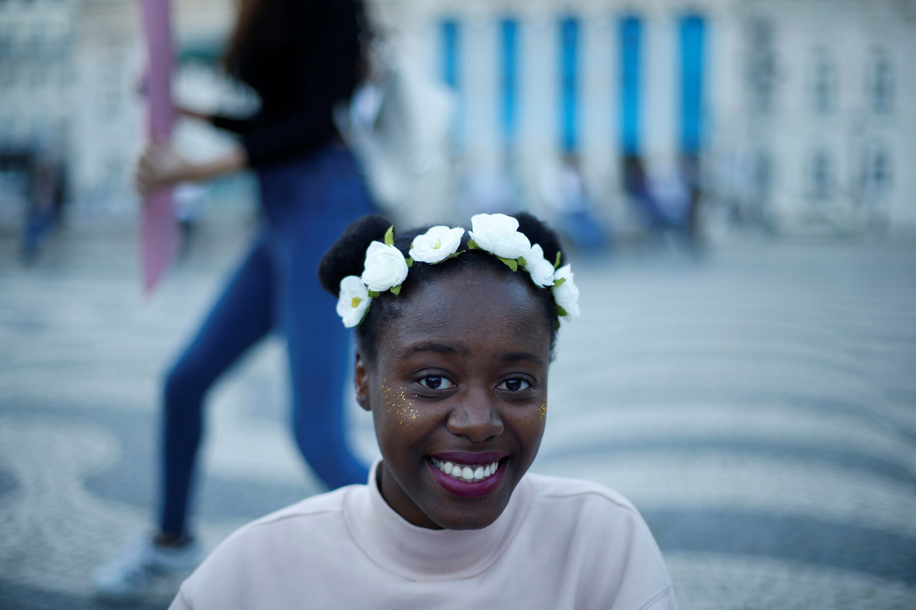 <p>Девушка во время празднования Международного женского дня в центре Лиссабона, Португалия</p>