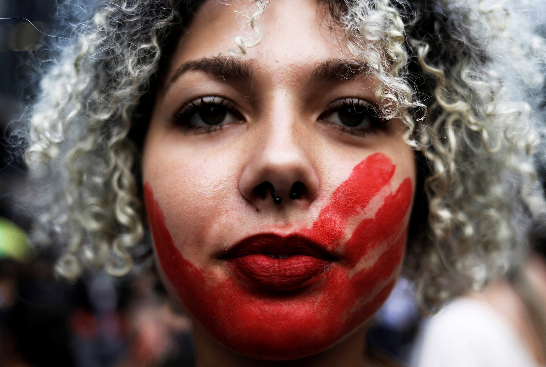 <p>Девушка принимает участие в марше по случаю Международного женского дня в Сан-Паулу, Бразилия.</p>