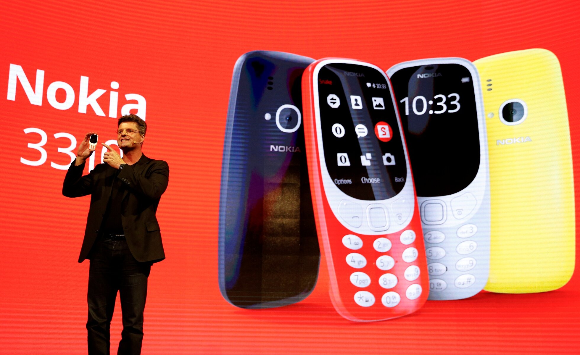 <p><strong>Nokia 3310</strong></p>

<p>Одной из самых заметных новинок выставки стала реинкарнация классической модели Nokia 3310. Внешне новая версия напоминает &laquo;неубиваемый&raquo;&nbsp;телефон из начала нулевых, однако при этом стала тоньше и легче. Возвращение 3310 &mdash; <a href="http://www.theverge.com/circuitbreaker/2017/2/26/14743102/play-snake-on-nokia-3310-mwc-2017" target="_blank">попытка </a>компании сыграть на ностальгии пользователей. С момента выхода первого телефона в 2000 году Nokia продала 126 миллионов этой модели. Спустя 17 лет у телефона появится цветной дисплей диагональю 2,4 дюйма с разрешением 320х240 пикселей, двухмегапиксельная камера и&nbsp;слот для карты памяти microSD. Заряда батареи, как и в старой модели, будет хватать надолго: 22 часа в режиме разговора и 31 день в режиме ожидания. Телефон будет доступен в четырех цветах: красном, желтом, сером и темно-синем. На презентации разработчики особенно заострили внимание на предустановленных в телефоне игре &laquo;змейка&raquo;&nbsp;и классических рингтонах. Цена &mdash; &euro;49.</p>