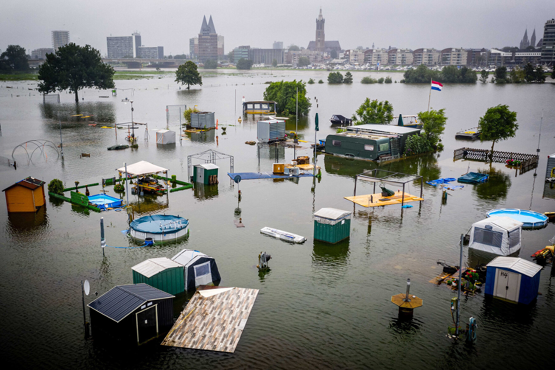 <p>Кемпинг в городе Рурмонд, Нидерланды, ушедший под воду после наводнения</p>