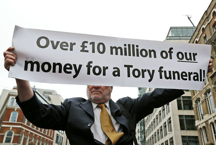 Англичанин с плакатом на похоронах экс-премьер министра Великобритании Маргарет Тэтчер, Лондон, 17 апреля 2013. Источник фото: AP Photo/Lefteris Pitarakis