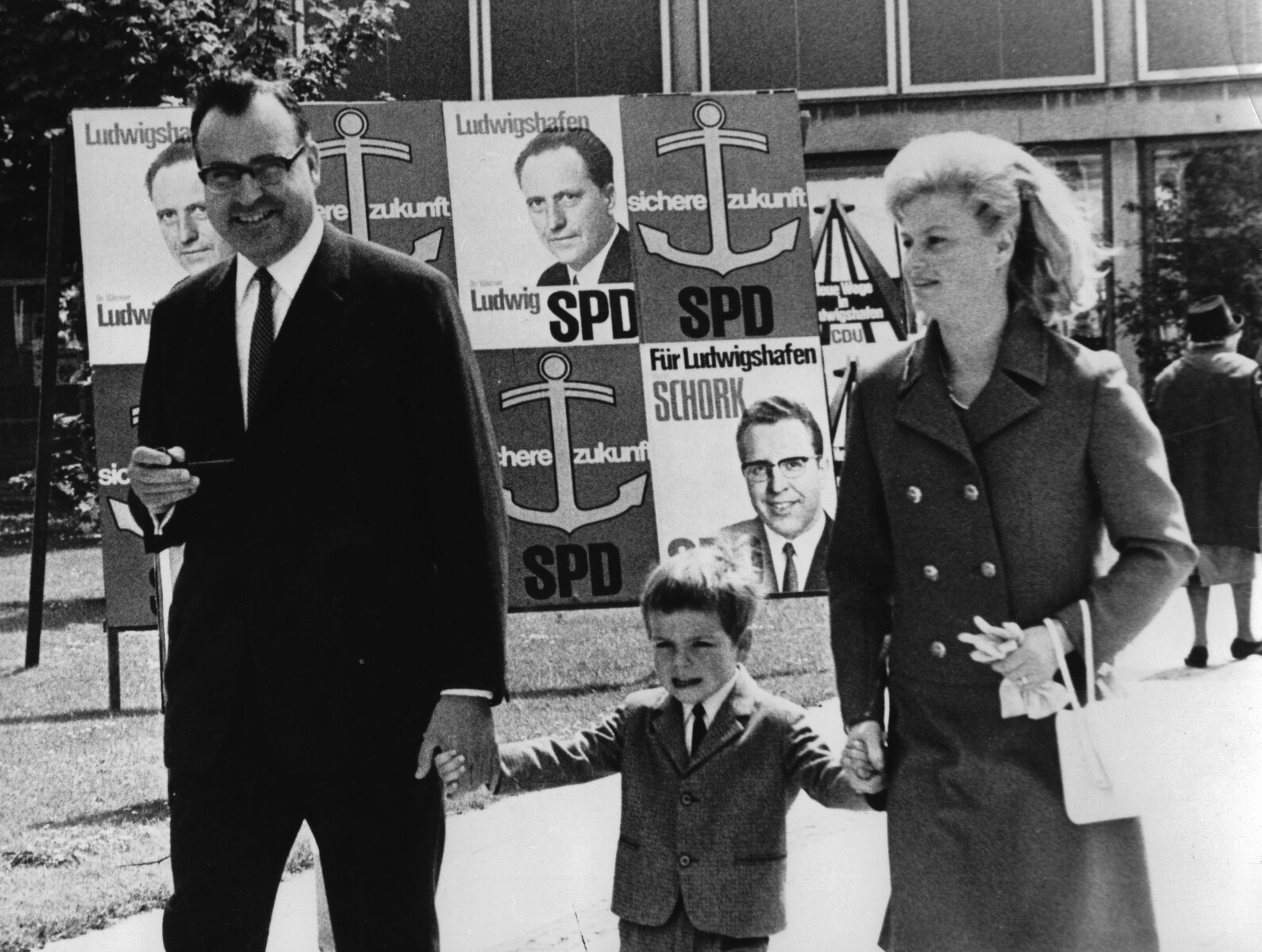 <p>Гельмут Коль с женой Ханнелоре и сыном Петром 8 июня 1969 года.</p>
