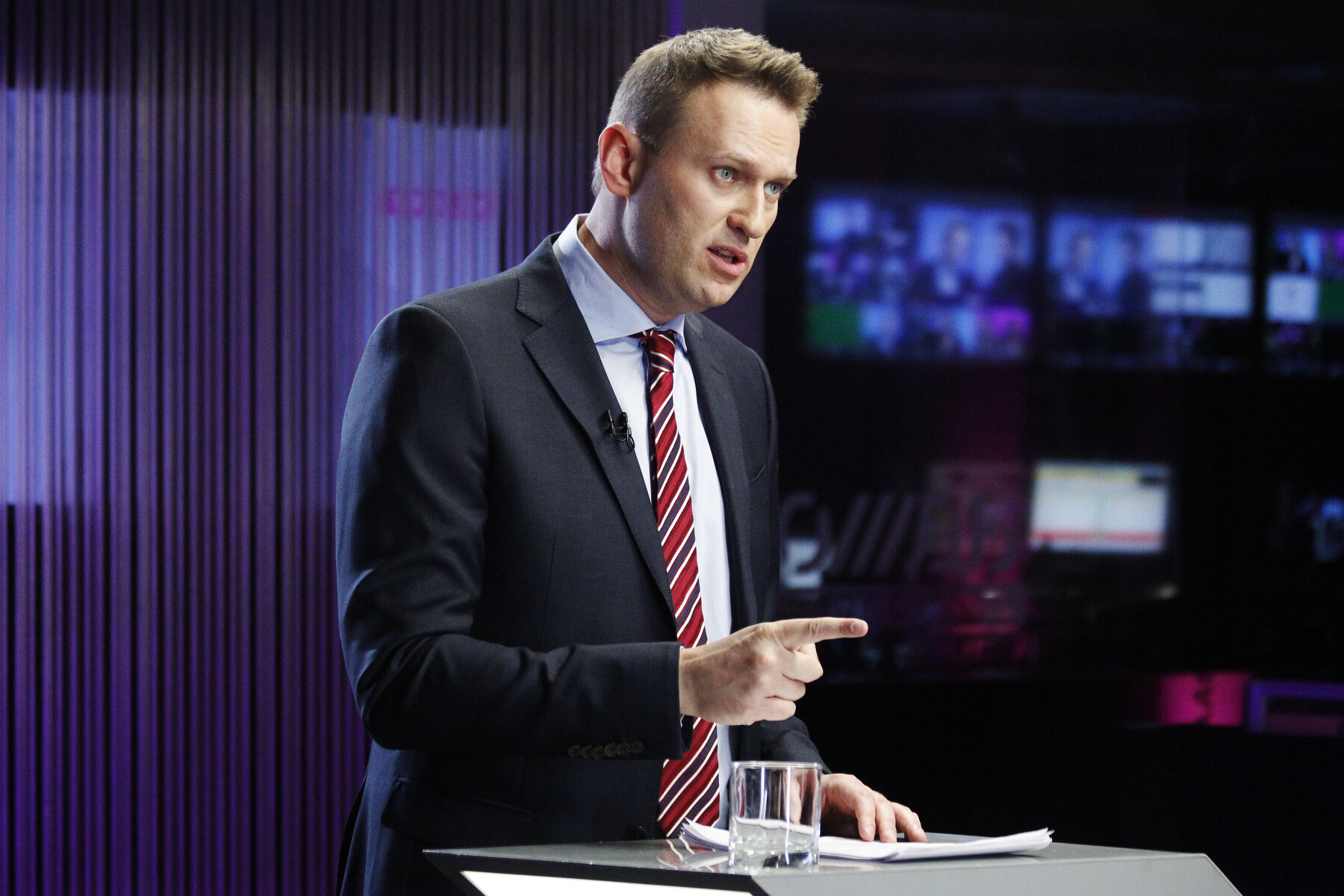 <p>Навальный настаивал на том, что компании Лебедева являются крупными господрядчиками и должны раскрывать данные о госконтрактах. Лебедев отвечал, что выступает как субподрядчик, а не выигрывал все контракты напрямую у государства.</p>