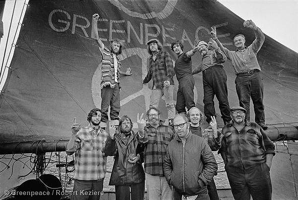 <p>Фото сделал Роберт Кизайр в 1971 году, во время первой экспедиции Greenpeace. Небольшая группа активистов, вдохновленных мечтой о мире без войны и насилия, отправилась из Ванкувера в плавание к острову Амчитка на Аляске, в районе которого правительство США собиралось проводить ядерные испытания. Экипаж выбрал название для своей команды: Green + Peace = Greenpeace. Именно тогда охрану природы начали серьёзно обсуждать во всём мире.</p>