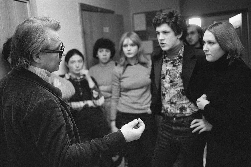 Олег Табаков со студентами (1979). <p>Всего в театре, в кино, на радио и телевидении Табаков сыграл около 200 ролей.&nbsp;</p>

<p>&nbsp;</p>