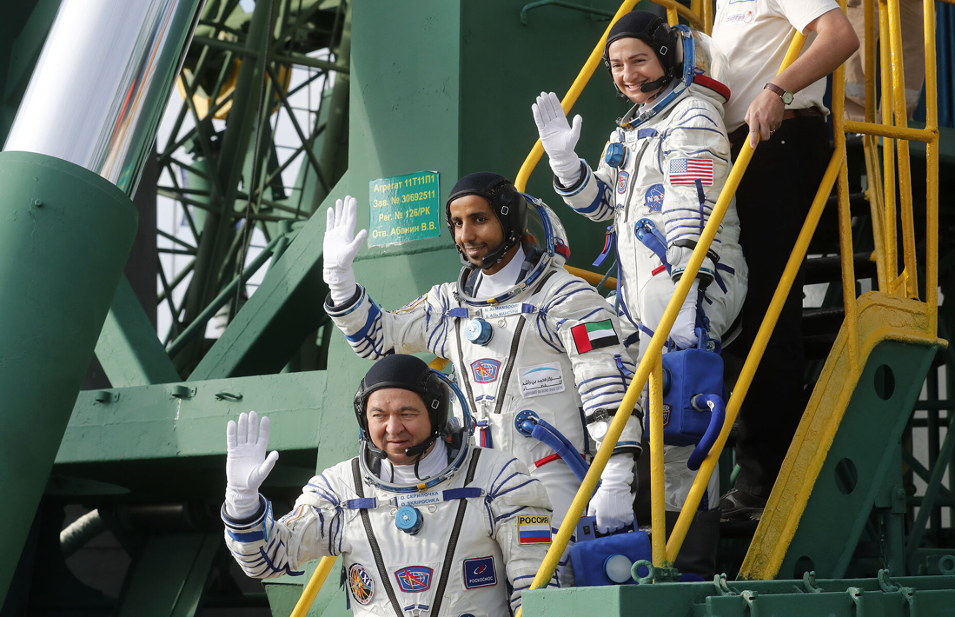 <p>Космонавты поднимаются в корабль</p>