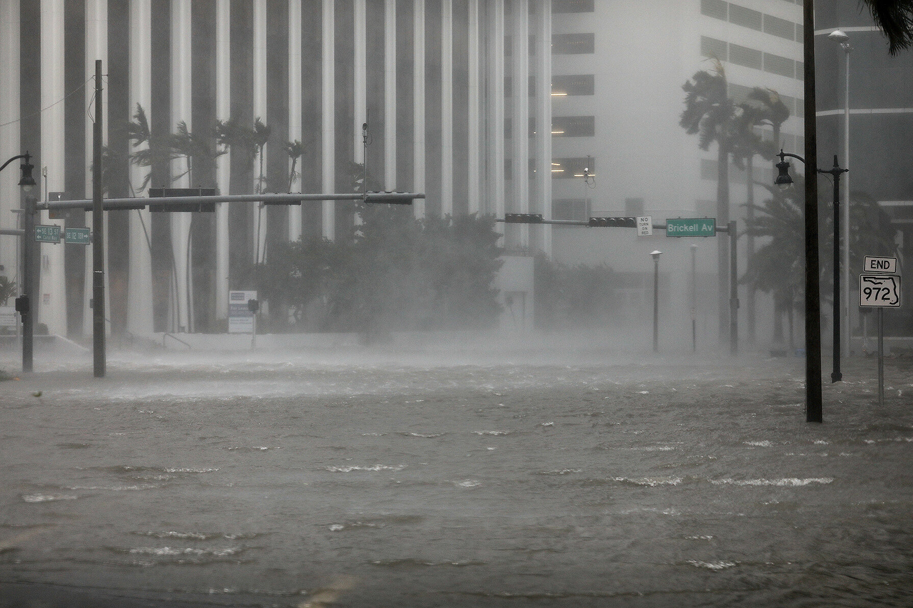 <p>По информации полиции Майами, высота воды в центре города составляет от 60 до 90 сантиметров.</p>