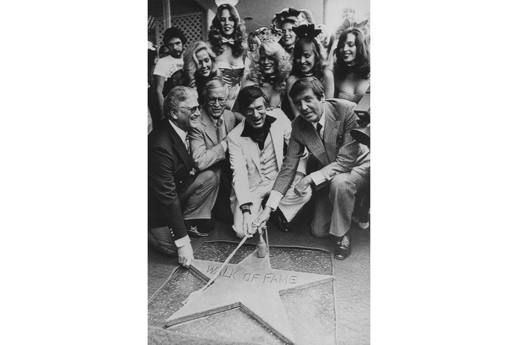 <p>Хью Хефнер во время открытия именной звезды на голливудской Аллее Славы. 1980 год.</p>