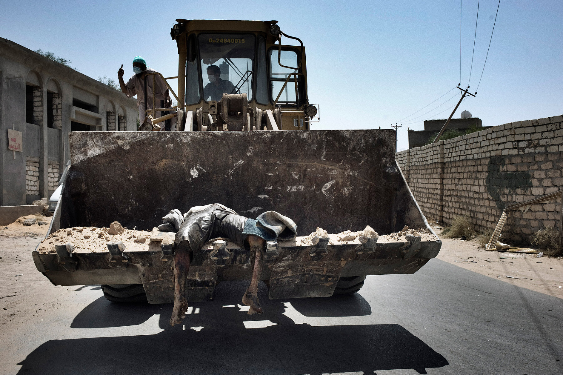 <p>Добровольцы убирают тела с улиц Триполи,&nbsp;Ливия, 28 августа 2011 года.</p>