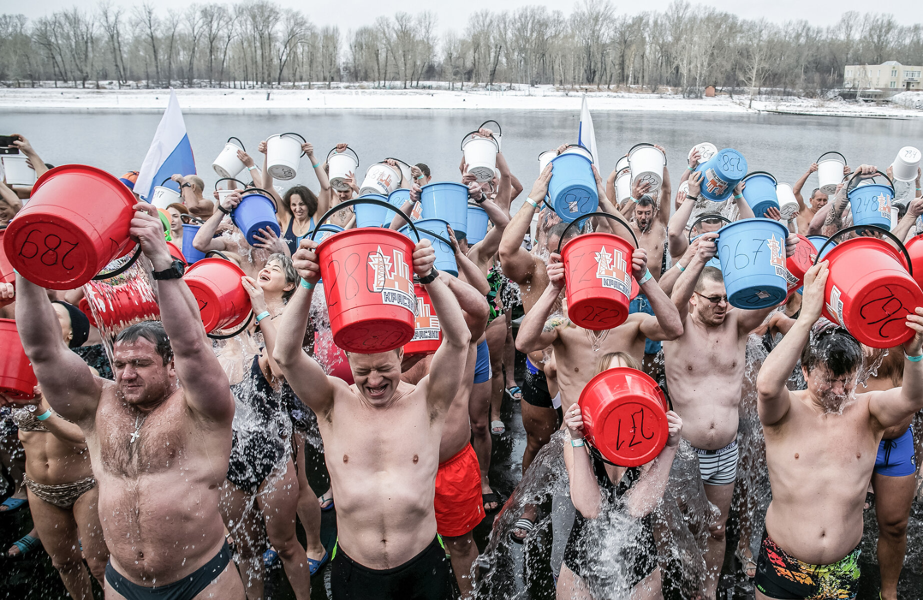 <p>Жители Красноярска во время установления рекорда России по массовому обливанию водой.</p>