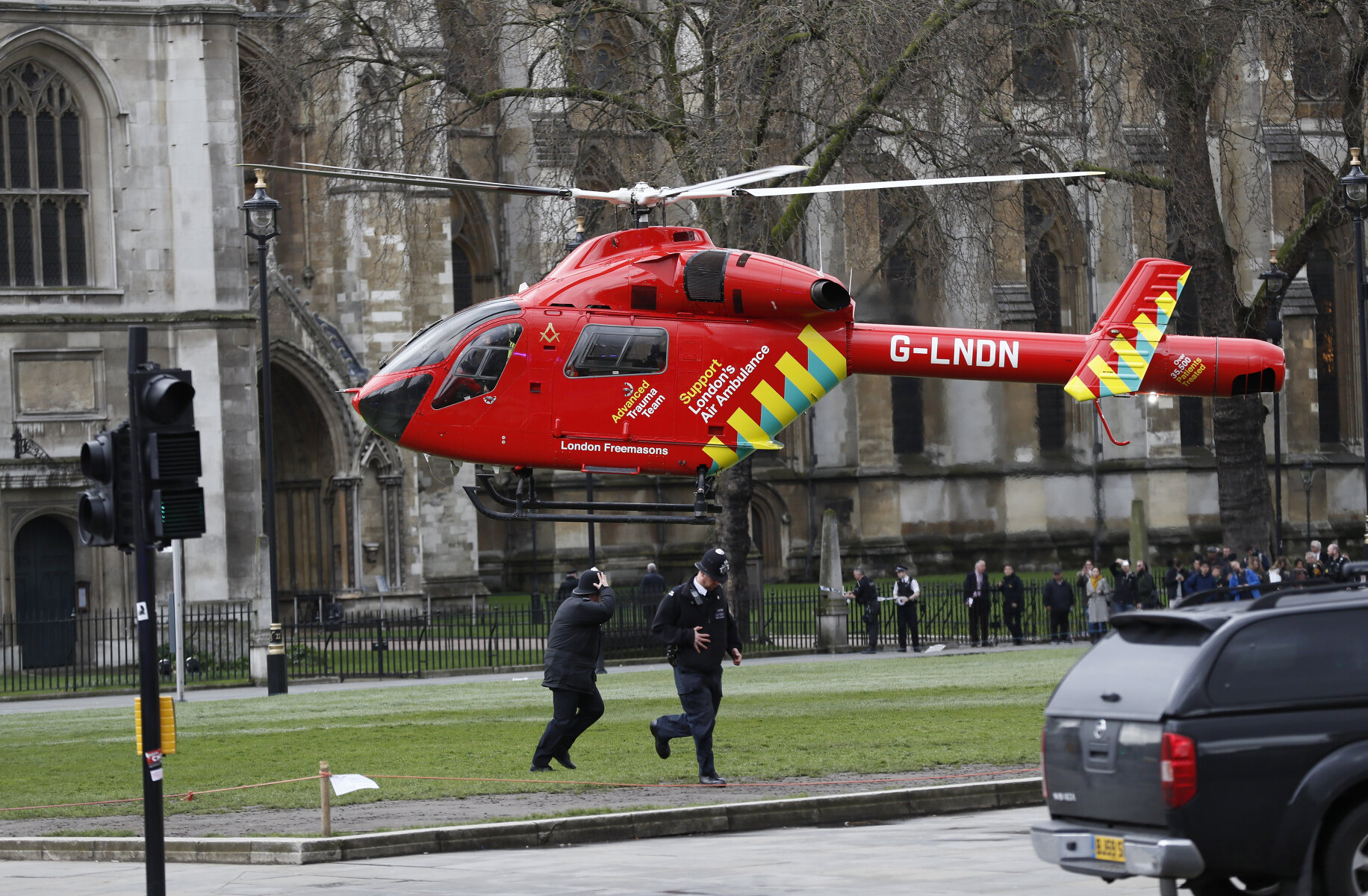 <p>Вертолет скорой помощи у парламента в Лондоне.</p>