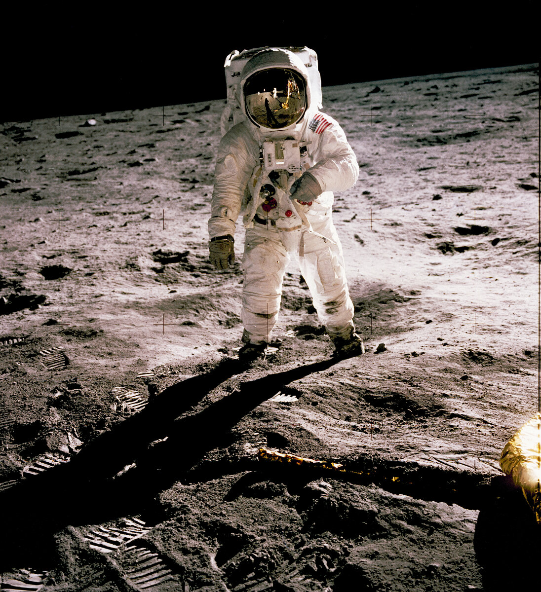 <p>Астронавты Нил Армстронг и Эдвин Олдрин-младший &nbsp;были в экипаже первого корабля, который приземлился на Луне. LM приземлился на поверхность Луны 20 июля 1969 года, в регионе, известном как Tranquilitatis Mare (Море Спокойствия). В это время астронавт Майкл Коллинз пилотировал командный модуль на орбите вокруг Луны. На этой фотографии Эдвин Олдрин ходит&nbsp;по лунной поверхности. Нила Армстронга, который сделал эту фотографию, можно увидеть в отражении на шлема Олдрина. Армстронг был первым человеком когда-либо стоявшим на лунной поверхности. Спустившись с корабля, Армстронг заявил: &laquo;Это один маленький шаг&nbsp;для&nbsp;человека&nbsp;и огромный скачок для&nbsp;человечества&raquo;.</p>