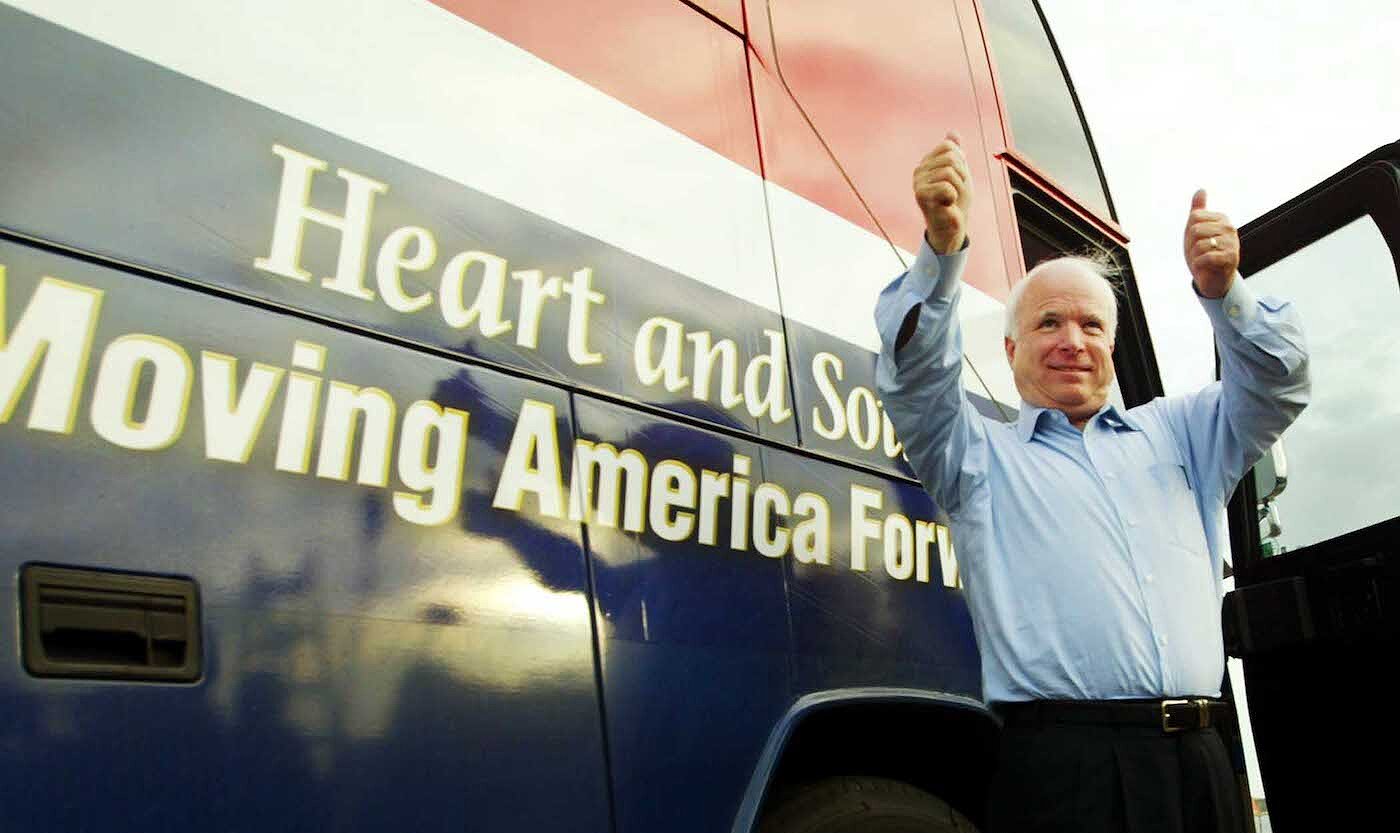 <p>10 августа 2004 года. У автобуса во время президентской гонки Джорджа Буша-младшего</p>