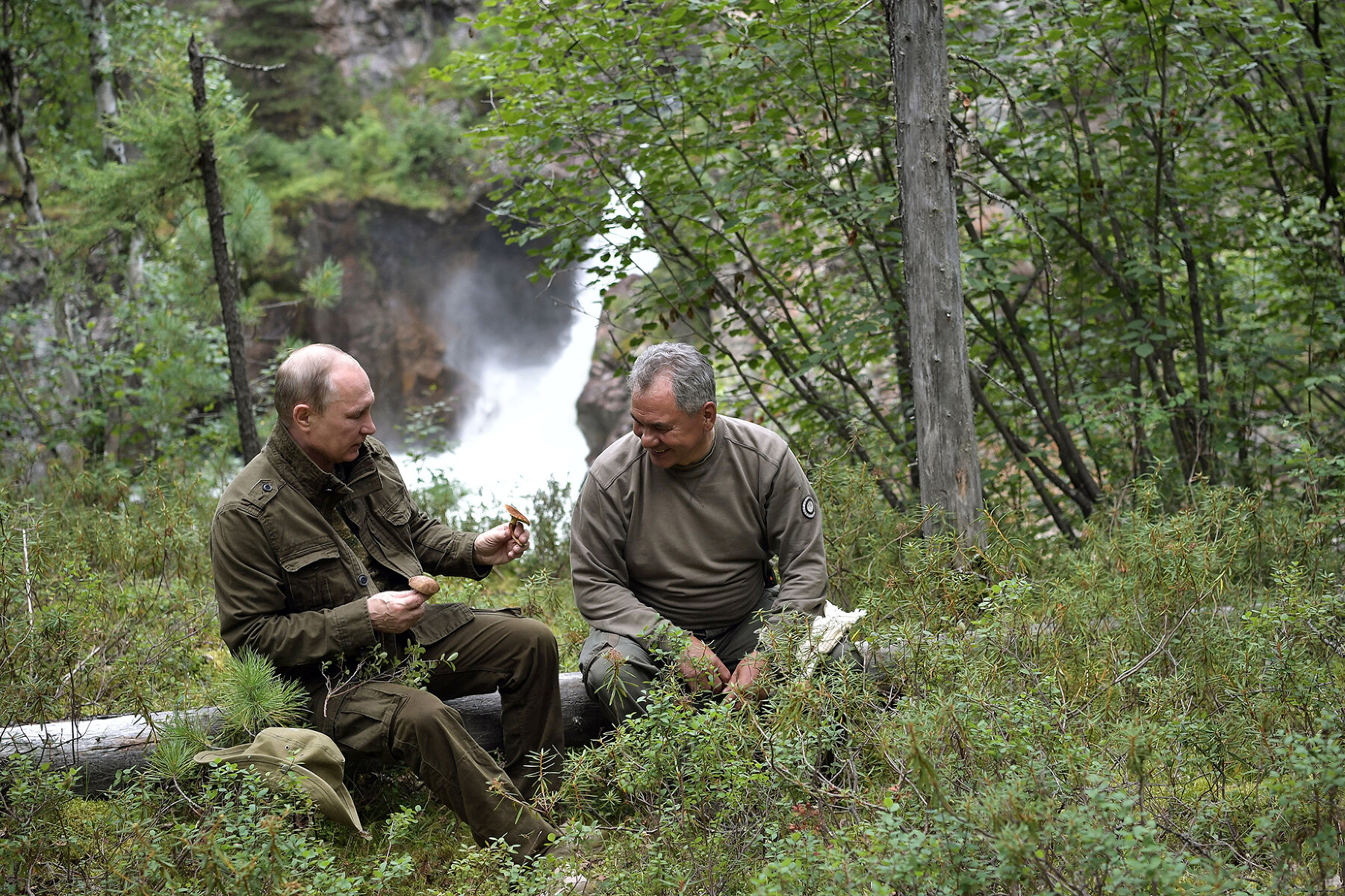 <p>Владимир Путин и министр обороны Сергей Шойгу</p>