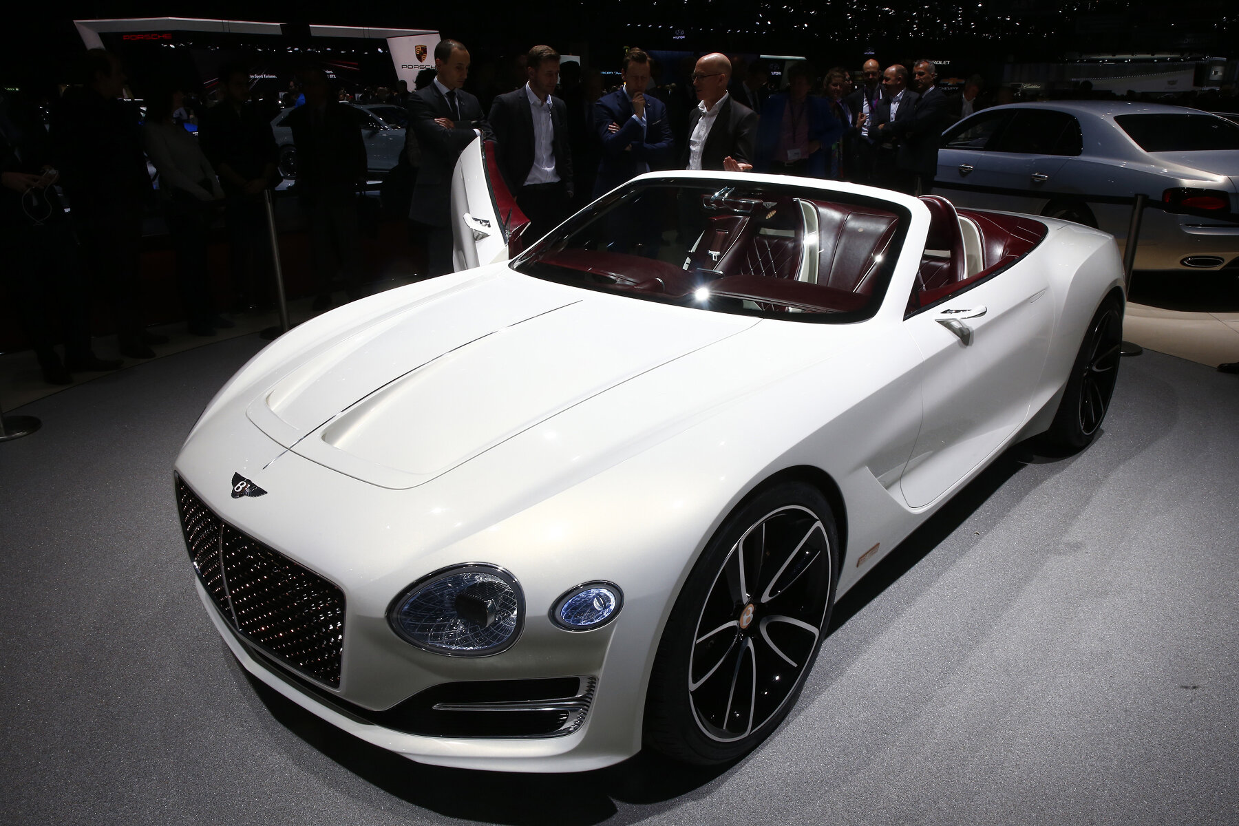 <p>В то время как большая часть шоу в Женеве &mdash; это, в первую очередь, про скорость, Bentley решили в этот раз сделать что-то экологичное. Кабриолет Bentley EXP 12 Speed 6e использует только электротягу. Пока это только концепт.</p>