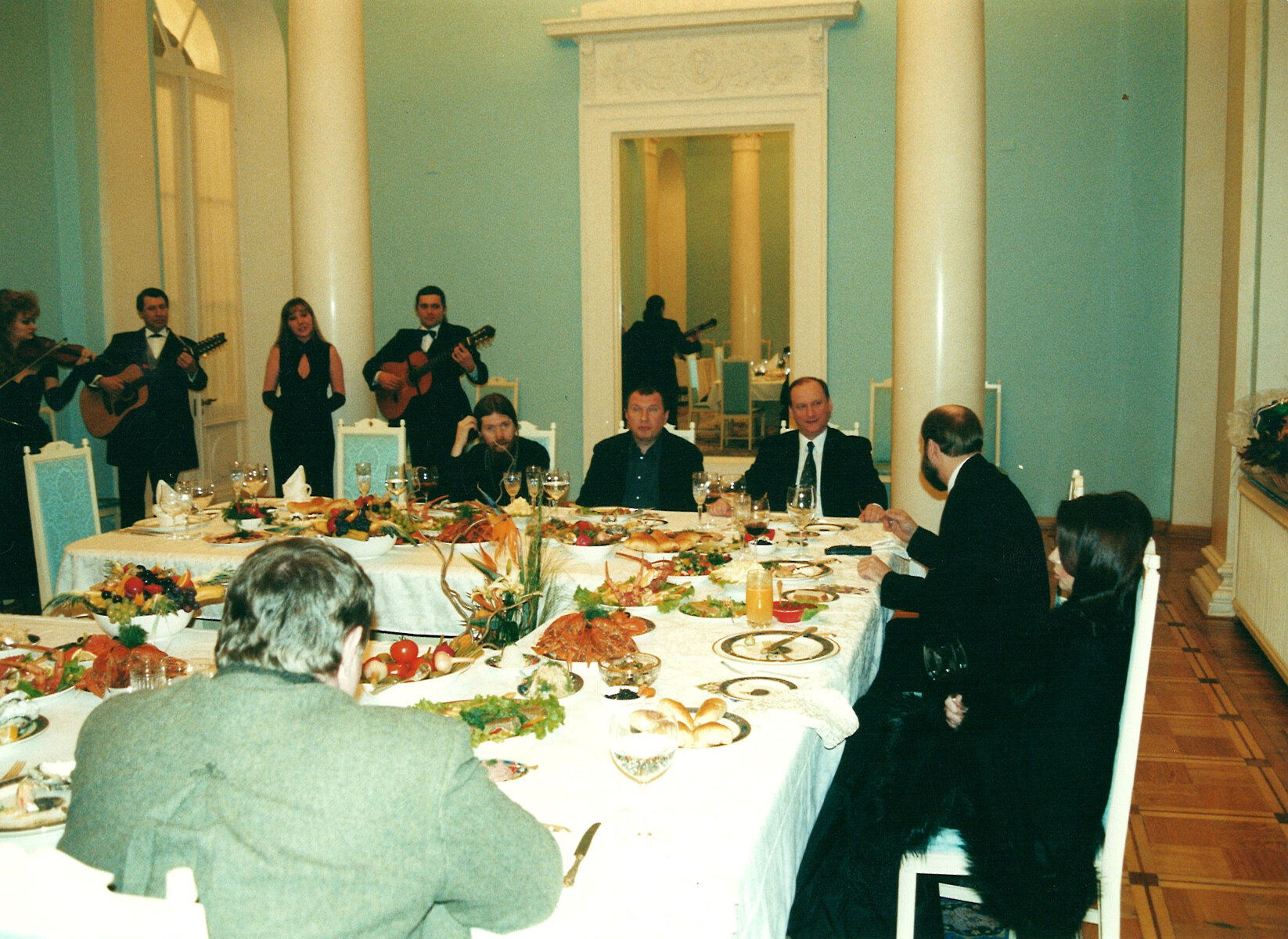<p>День рождения бывшей жены Галины Пугачевой, 2005 год, на даче Пугачевых в Горках с Тихоном Шевкуновым (крайний слева) и бывшим директором ФСБ Николаем Патрушевым (второй справа)<br />
&nbsp;</p>