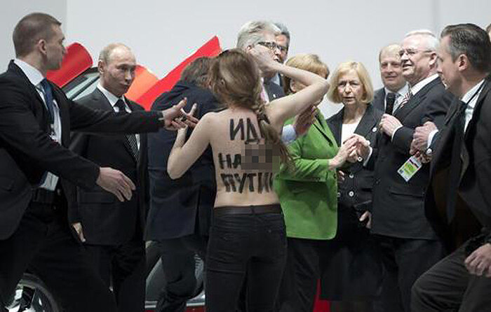 Акция движения Femen, Ганновер, 8 апреля 2013. Источник: AFP PHOTO / Jochen Lübke