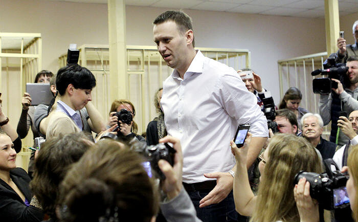 Алексей Навальный отвечает на вопросы журналистов после суда, Киров, 17 апреля 2013. Источник фото: РИА Новости/Максим Богодвид