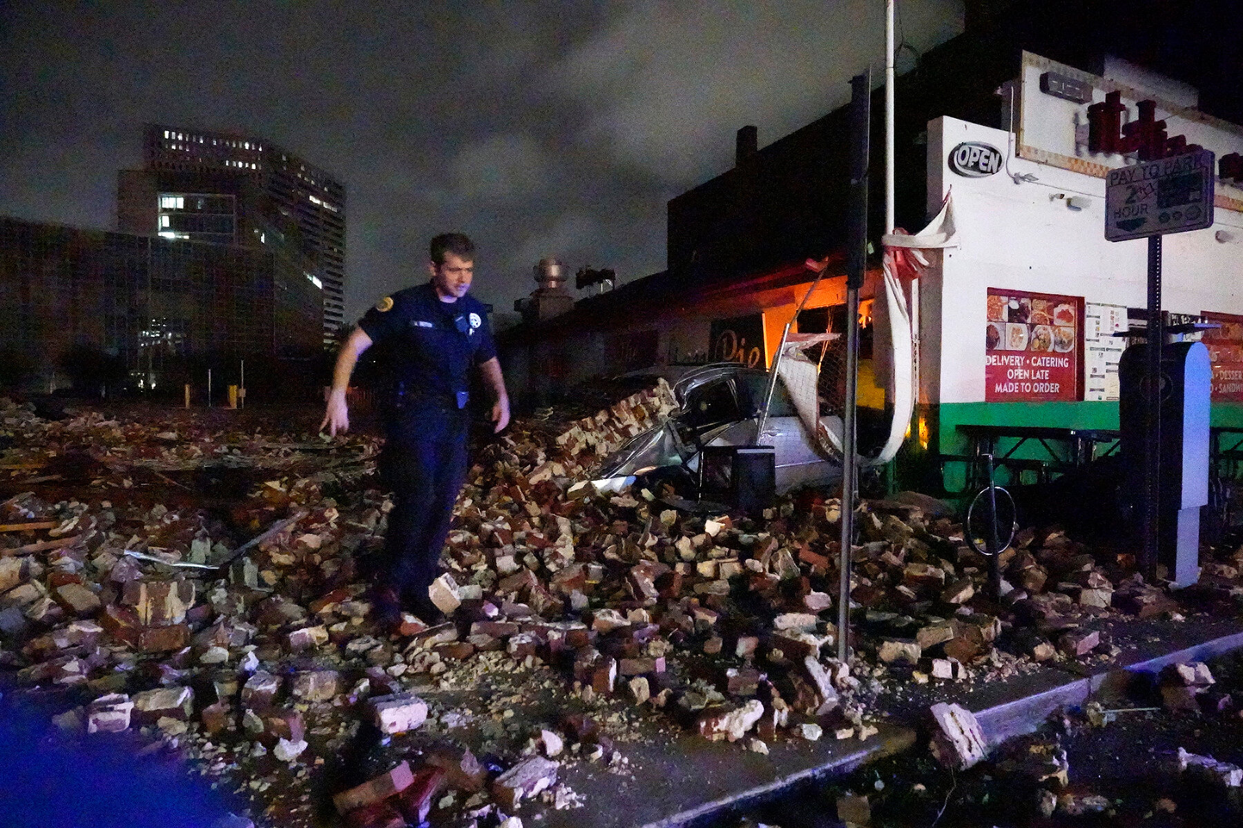 <p>Детектив полиции Нового Орлеана осматривает обломки обрушившегося здания. Новый Орлеан, 30 августа 2021 года</p>