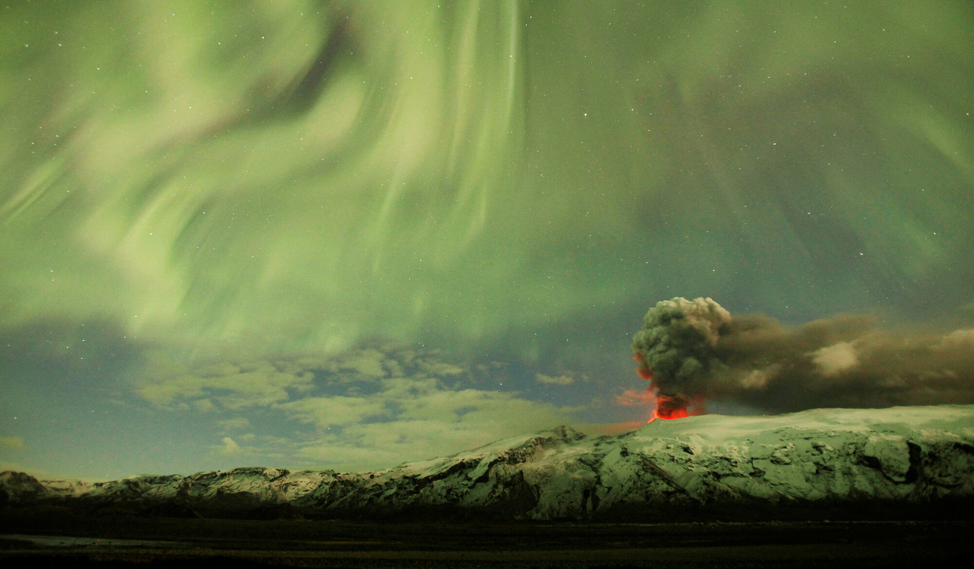 <p>Извержение вулкана Эйяфьядлайекюдль привело к масштабному нарушению движения коммерческих авиарейсов по всей территории северной Европы из-за выбросов пепла. Исландия, 2010 год</p>