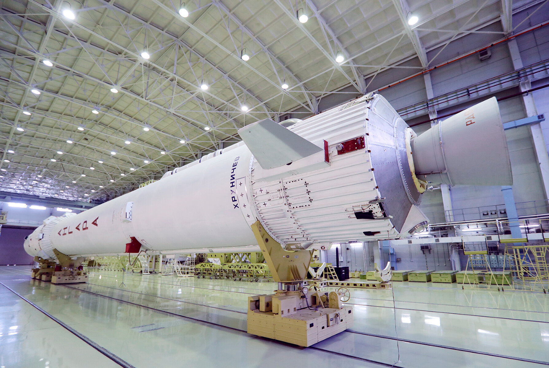 Россия. <p>Сейчас ГК &laquo;Роскосмос&raquo; разрабатывает новое семейство ракет-носителей &laquo;Ангара&raquo; &mdash; пока было произведено два успешных тестовых пуска. По носимой полезной нагрузке &laquo;Ангара&raquo; будет сравнима с Falcon 9 и &laquo;Чанчжэн-5&raquo;. <strong>На фото&nbsp;&mdash;</strong> макет &laquo;Ангары&raquo; на космодроме Плесецк.</p>