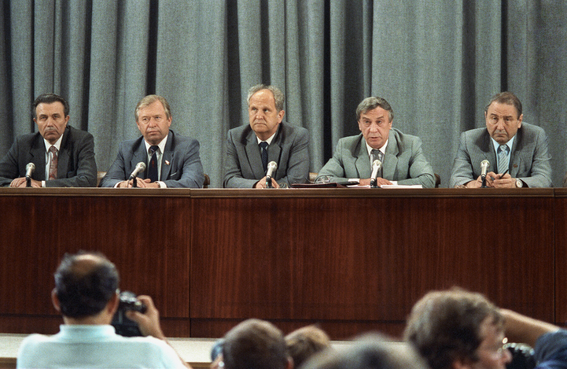 <p>Члены ГКЧП дают пресс-конференцию, 19 августа 1991 года. На фото в центре&nbsp;министр внутренних дел Борис Пуго, рядом с&nbsp;ним справа&nbsp;&mdash; вице-президент СССР Геннадий Янаев</p>