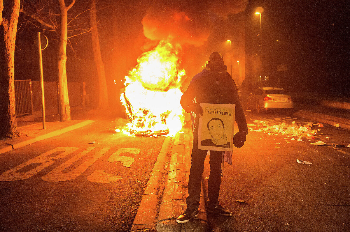<p><strong>11 февраля. Пригород Парижа, Франция</strong></p>

<p>Участник акции протеста против полицейского насилия держит плакат с изображением Амина Бентунси, убитого полицейским в 2012 году.</p>