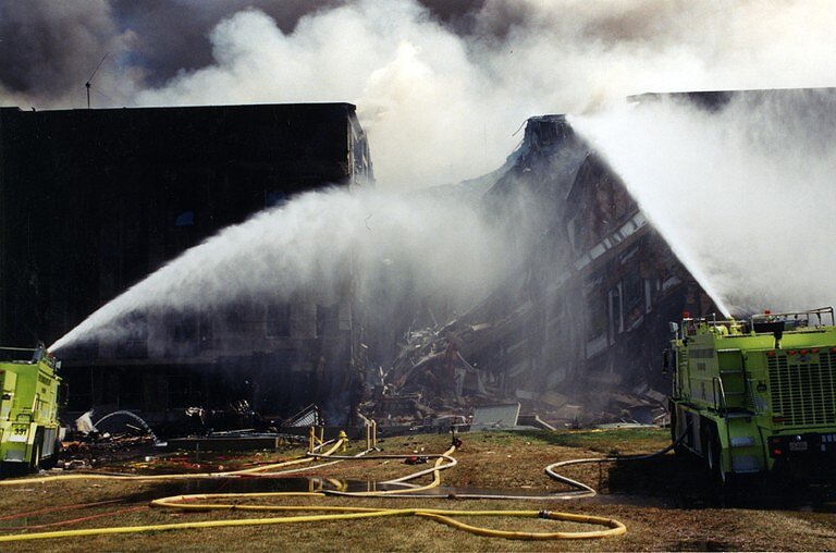 <p>Пожарные у здания Минобороны США после теракта</p>