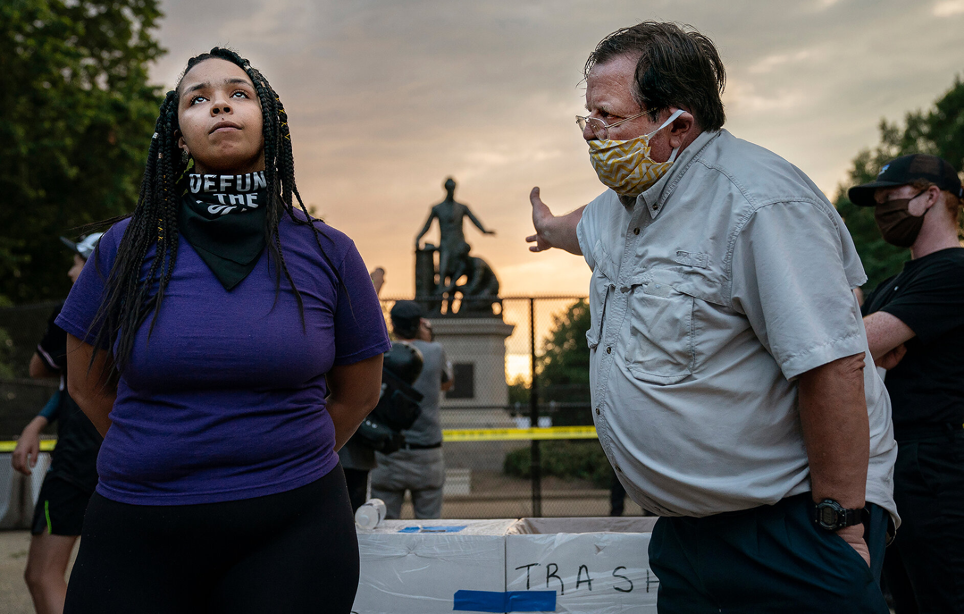 Lincoln Emancipation Memorial Debate. <p>Номинация &laquo;Снимок года&raquo;. Девушка спорит с мужчиной о сносе Мемориала Свободы в Линкольн-Парке, Вашингтон&nbsp;</p>