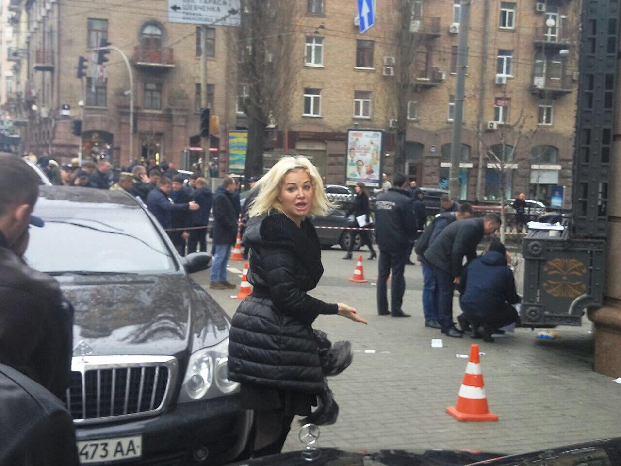 <p>Мария Максакова на месте убийства мужа Дениса Вороненкова.</p>