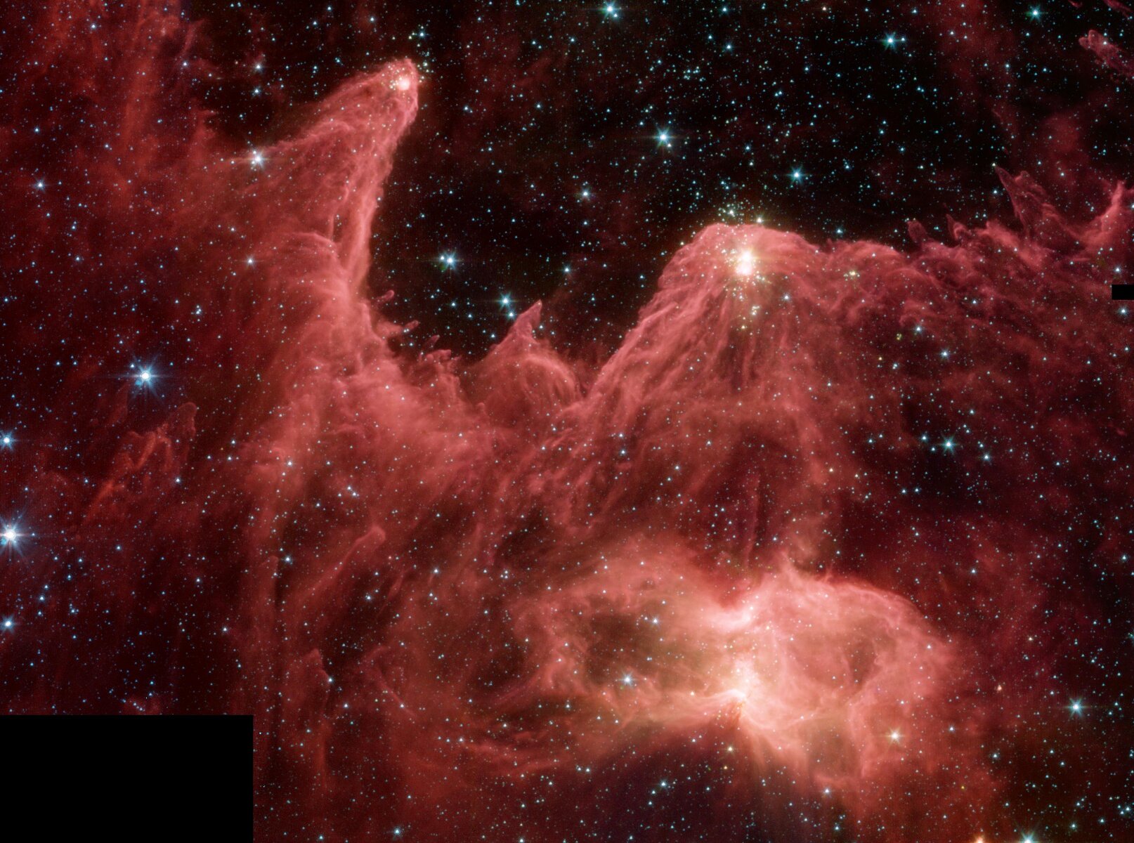<p>Это искусственно окрашенное изображение космического телескопа NASA Spitzer демонстрирует &laquo;горы&raquo;, где рождаются звезды. &laquo;Горы творения&raquo; &mdash;&nbsp;возвышающиеся колонны из холодного газа и пыли, освещенные излучением эмбриональных звезд.</p>