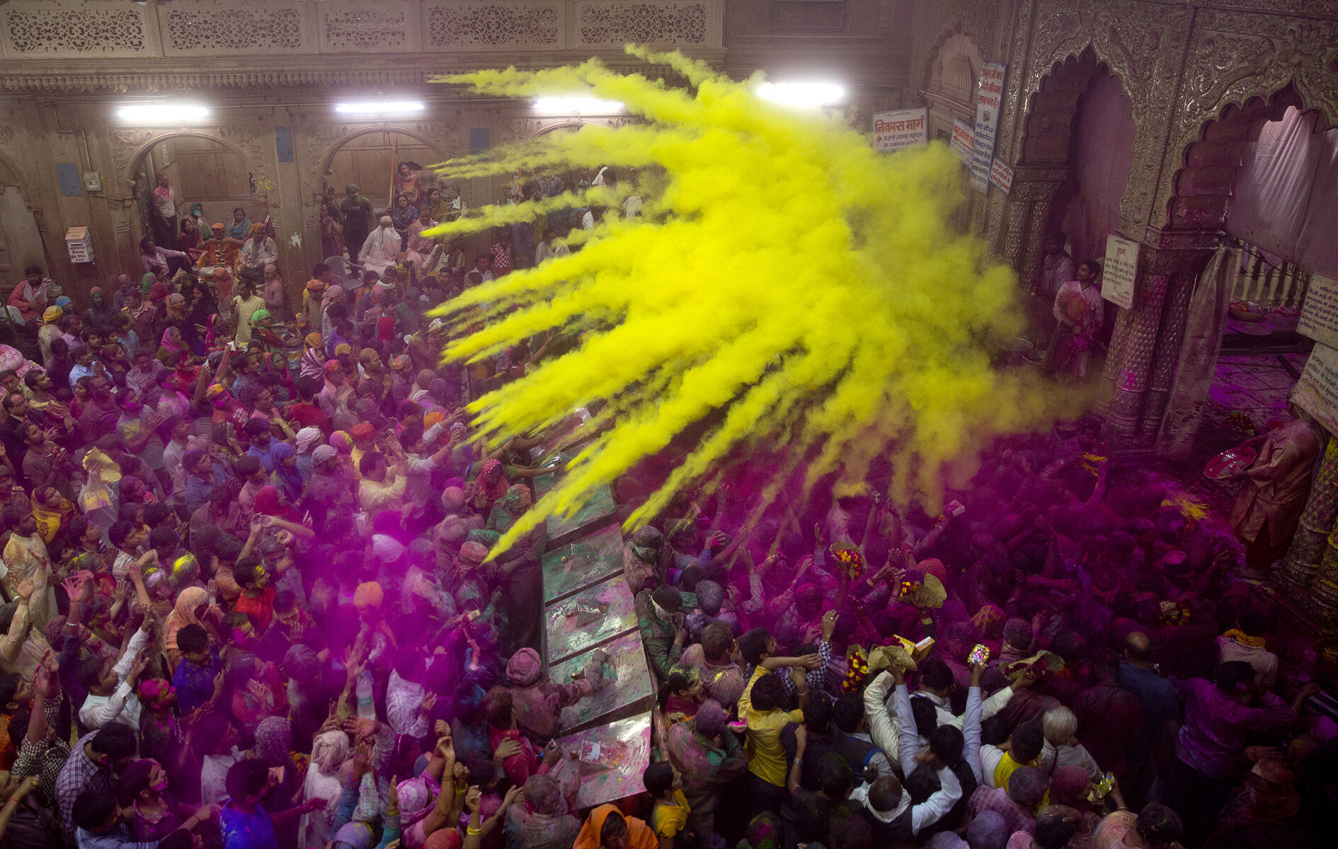 <p>Индуисты бросают цветной порошок друг в друга внутри Храма Банке-Бихари во время празднования фестиваля Холи.</p>