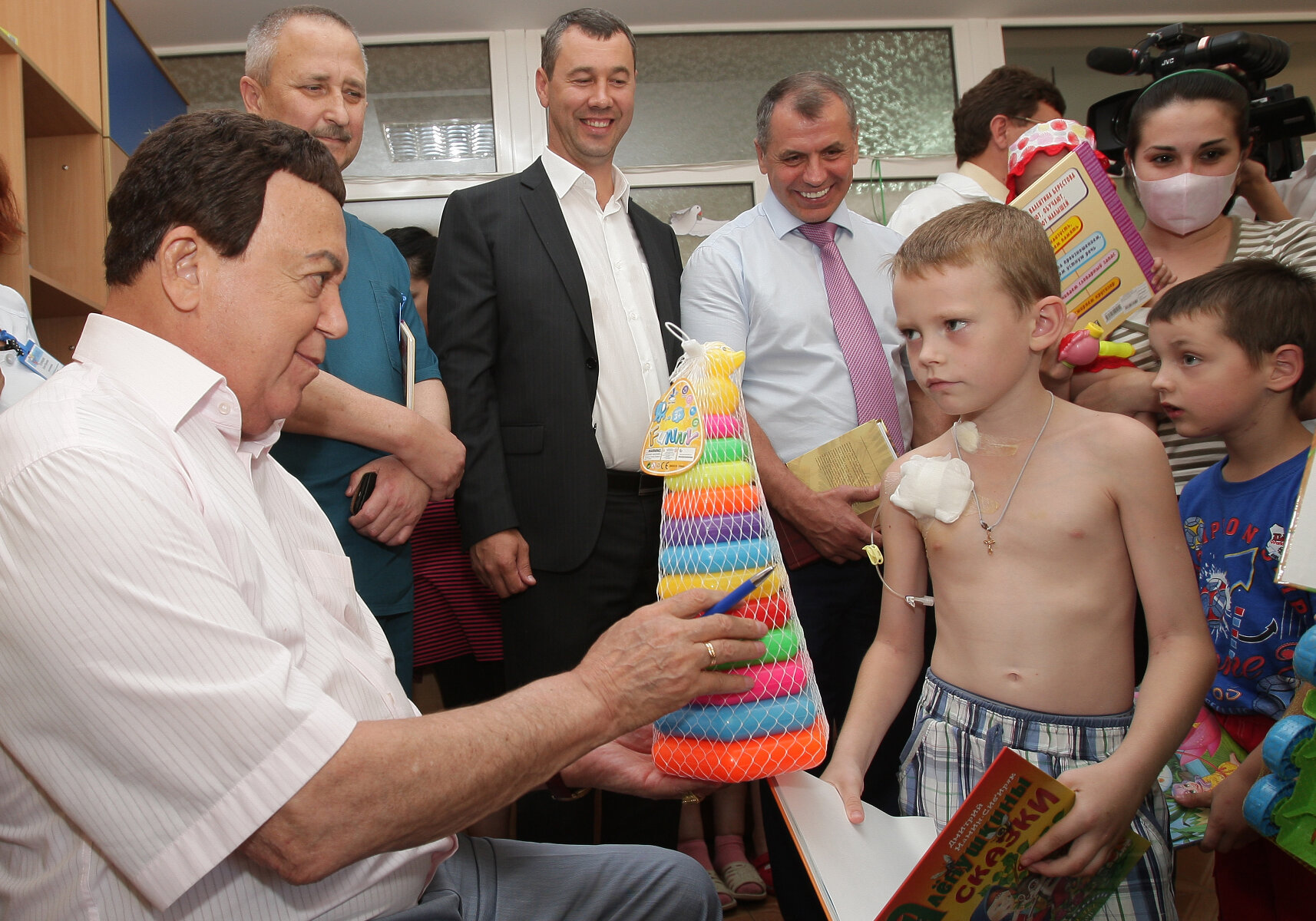 <p>Депутат Госдумы и певец Иосиф Кобзон во время визита в детскую клиническую больницу Симферополя подарил детям игрушки не по возрасту &mdash; например, ребенку 8-9 лет досталась игрушечная пирамидка.</p>
